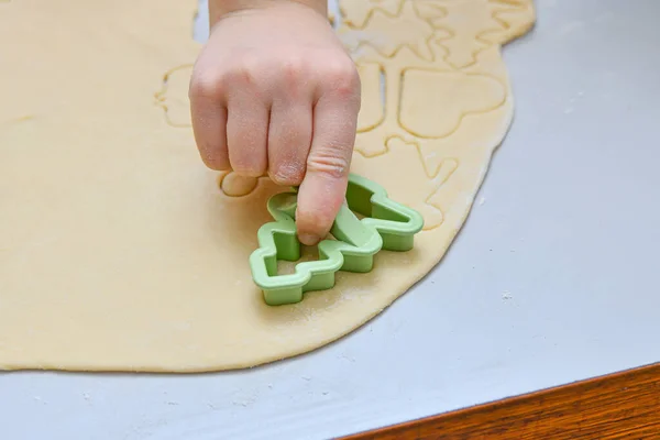 Niño Hace Galletas Masa Enrollada Usando Moldes Especiales —  Fotos de Stock