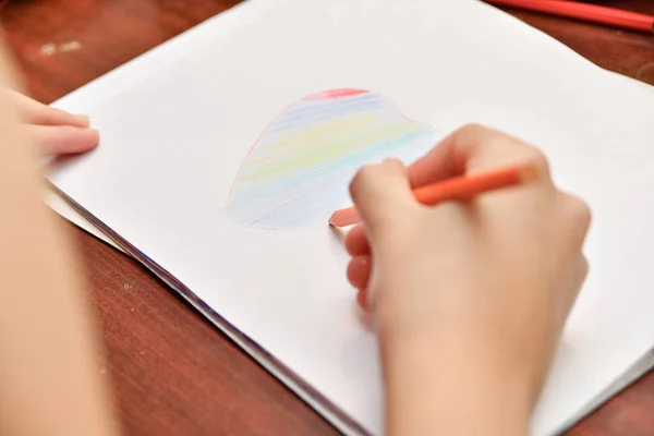 Niña Dibuja Corazón Con Lápices Colores Una Hoja Papel Blanco — Foto de Stock