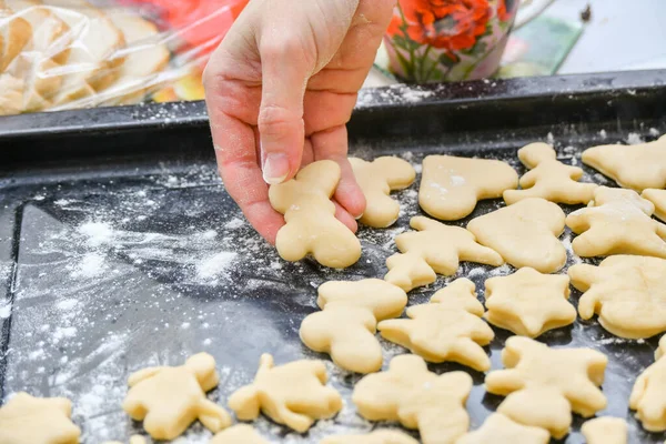 Une Femme Dépose Pâte Des Figurines Sur Une Plaque Pâtisserie — Photo