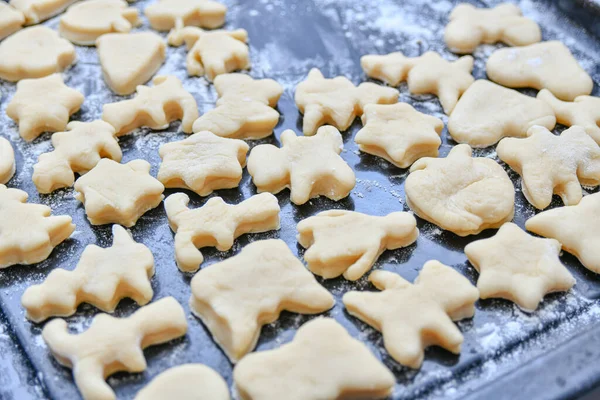 Várias Estatuetas Massa Uma Assadeira Para Assar Biscoitos Forno — Fotografia de Stock