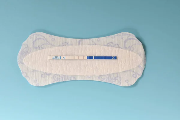Pozitif Hamilelik Testi Mavi Arka Planda Kadın Hijyenik Peçetesi — Stok fotoğraf