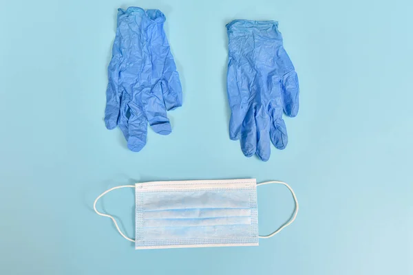 Guantes Médicos Azules Una Máscara Protectora Sobre Fondo Azul Claro — Foto de Stock