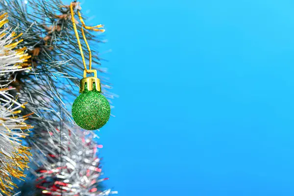 クリスマスツリーの背景に緑の色の新年のおもちゃ — ストック写真