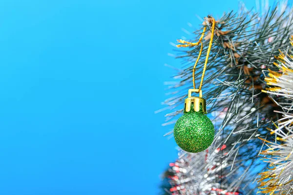 Brinquedo Ano Novo Cor Verde Fundo Árvore Festiva Natal — Fotografia de Stock