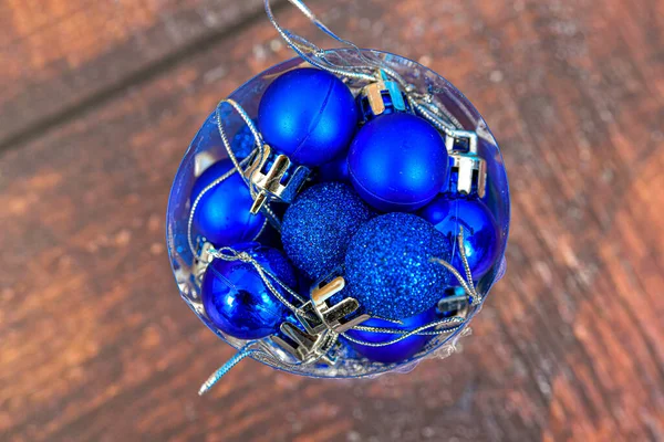 丸みを帯びた青の新年のおもちゃは クリスマスツリーを飾るために木に横たわっています — ストック写真