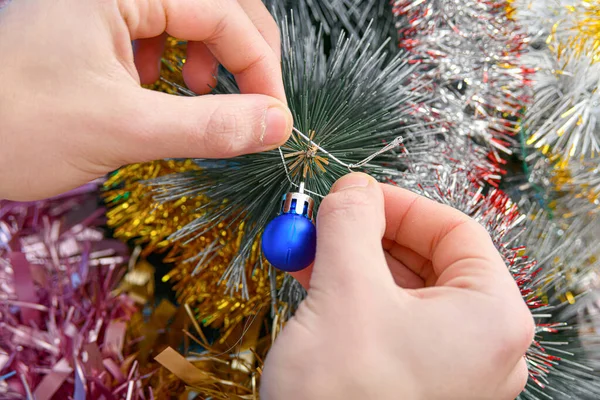 Een Jongen Hangt Feestelijk Speelgoed Aan Kerstboom — Stockfoto
