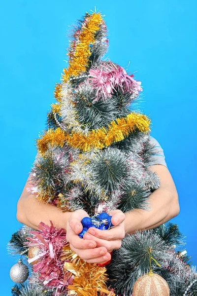 Kerst Nieuwjaar Boom Met Menselijke Handen Houdt Feestelijk Speelgoed Palmen — Stockfoto