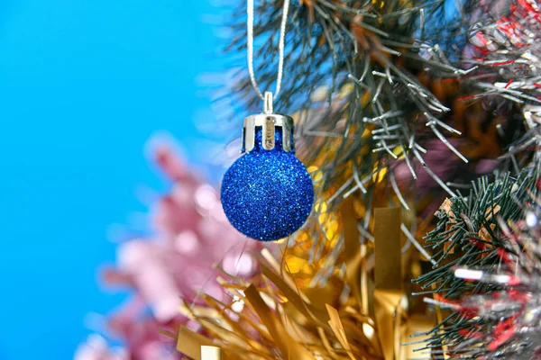 Festliches Neujahrsspielzeug Hängt Weihnachtsbaum — Stockfoto