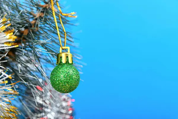 Feestelijk Nieuwjaarsspeelgoed Hangt Aan Kerstboom — Stockfoto