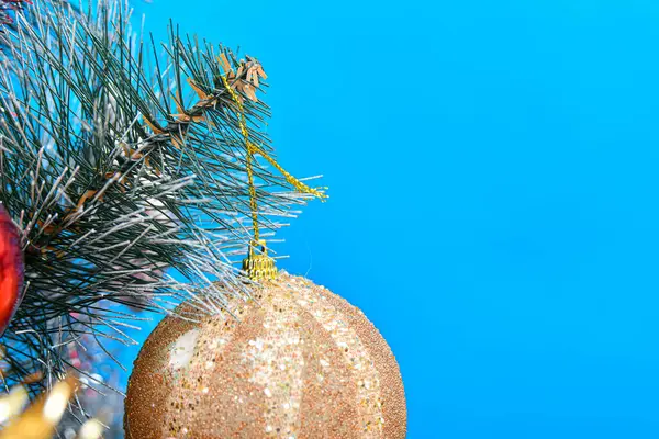 Yuvarlak Bej Parlak Yeni Yıl Oyuncağı Noel Ağacının Bir Dalına — Stok fotoğraf