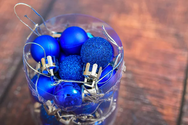Noel Ağacı Için Ahşap Bir Dokuda Mavi Yuvarlak Oyuncaklar — Stok fotoğraf