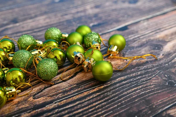 Jouets Ronds Verts Pour Arbre Noël Sur Une Texture Bois — Photo