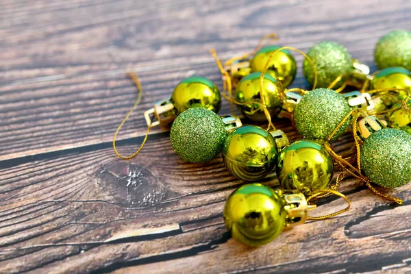 Πράσινα Στρογγυλά Παιχνίδια Για Χριστουγεννιάτικο Δέντρο Ξύλινη Υφή — Φωτογραφία Αρχείου