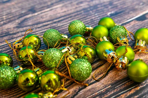 Runde Grüne Weihnachtsspielzeuge Liegen Auf Dem Baum Den Weihnachtsbaum Schmücken — Stockfoto