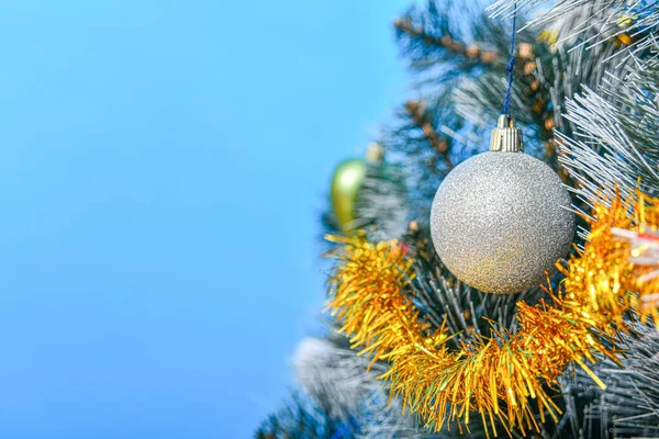 Rundes Glänzendes Neujahrsspielzeug Hängt Ast Eines Festlichen Weihnachtsbaums — Stockfoto