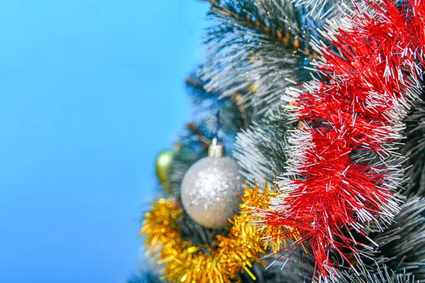 Гілка Святкового Різдвяного Дерева Оздоблена Сувенірами Новорічними Подарунками — стокове фото