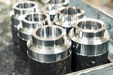 Döndükten ve değirmencilik yaptıktan sonra raflardaki geçiş çalılıkları.