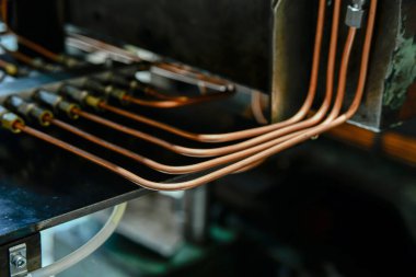 Endüstriyel ekipmanların hidrolik petrol istasyonuna petrol sağlamak için bakır borular.