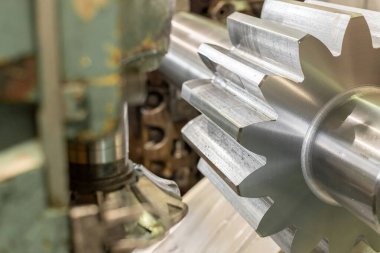 Petrol soğutmalı dişli kesme makinesinde dişli üretimi ve kesimi.