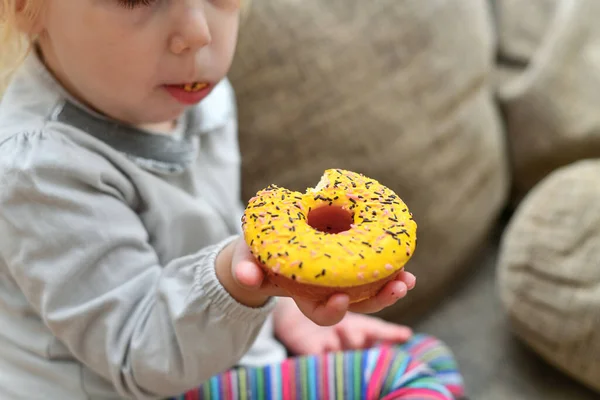 Menina Morde Mastiga Doce Donut Com Cobertura — Fotografia de Stock