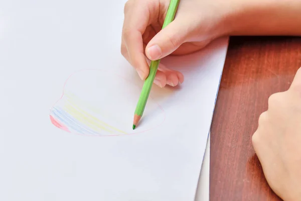 Dziewczyna Rysuje Serce Białym Arkuszu Papieru Maluje Formie Tęczy Kolorowych — Zdjęcie stockowe