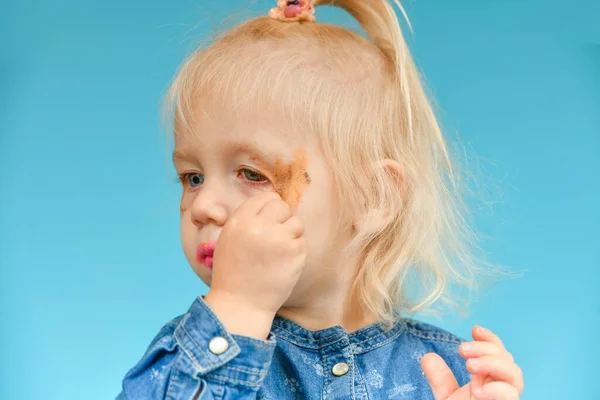 Une Petite Fille Peint Avec Fard Paupières Maquillage Mère — Photo