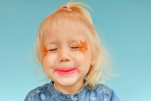 Una Niña Divertida Ineptamente Pintada Maquilla Muestra Con Los Ojos — Foto de Stock