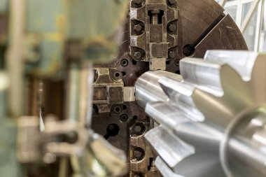 Petrol soğutmalı dişli kesme makinesinde dişli üretimi ve kesimi.