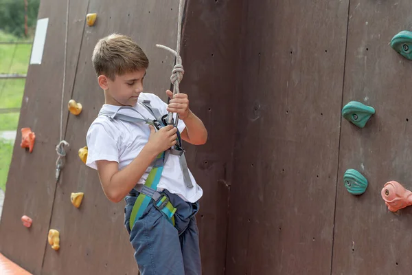Boy Unhooking Safety Rope Descending Climbing Wall Sports Park Climbing — Zdjęcie stockowe