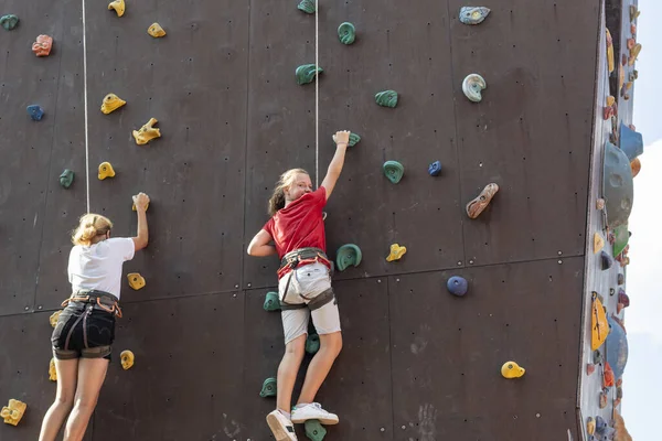 Two Girls Climb Climbing Wall Sports Park Climbing Wall — Zdjęcie stockowe