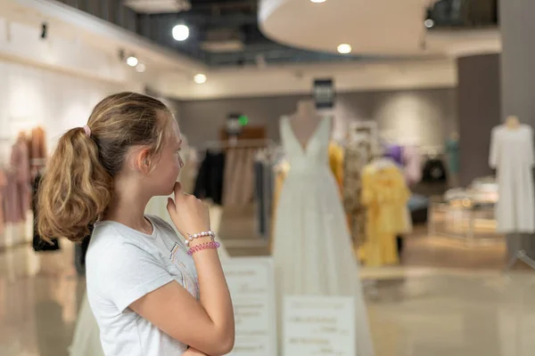 Молода Дівчина Дивиться Увагою Різні Аксесуари Білу Сукню Весільному Салоні — стокове фото