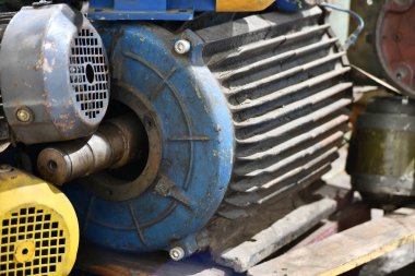 Fabrikadaki bir depoda eski elektrik motorları yanmış ve kırılmış..