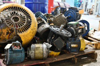 Elektrik atölyesindeki eski bozuk ve kullanılmayan klima ve klima motorları için depo..