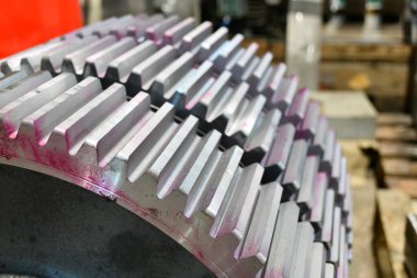 Çarklı çarklar, cnc makinesinde imal edildikten sonra, fabrikadaki bir depoda, ahşap bir askıda yatıyor..