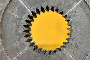 Bir dişli çarkının iç kolları yakın plan.