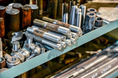 Torna tezgahını tıklattıktan sonra askıda çift taraflı çiviler var..