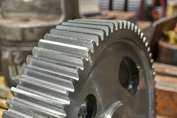 공장에서 기계로 톱니바퀴를 만들고 제조하는 — 스톡 사진