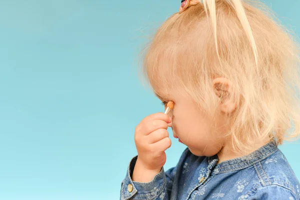 Petite Fille Blonde Enfant Peint Visage Avec Fard Paupières Les — Photo