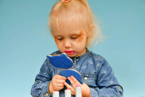 Self Painted Little Girl Looks Herself Small Pocket Mirror — Stock Fotó