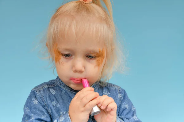 Маленькая Блондинка Рисует Губы Маминой Красной Помадой Дети Играют Взрослых — стоковое фото