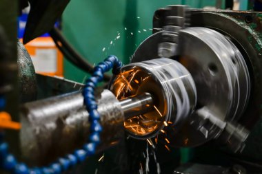 Kıvılcımlı dairesel öğütme makinesinde aşındırıcı tekerleği olan öğütücü metal. Parçalayarak metal işleme, aşındırıcı tekerlekten kıvılcımlar.