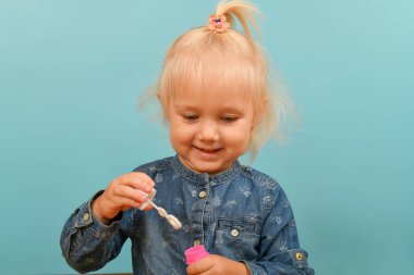 Neşeli bir kız tatilinde baloncuklar çıkarıyor..