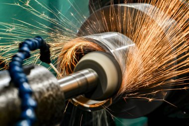 Kıvılcımlı dairesel öğütme makinesinde aşındırıcı tekerleği olan öğütücü metal. Parçalayarak metal işleme, aşındırıcı tekerlekten kıvılcımlar.