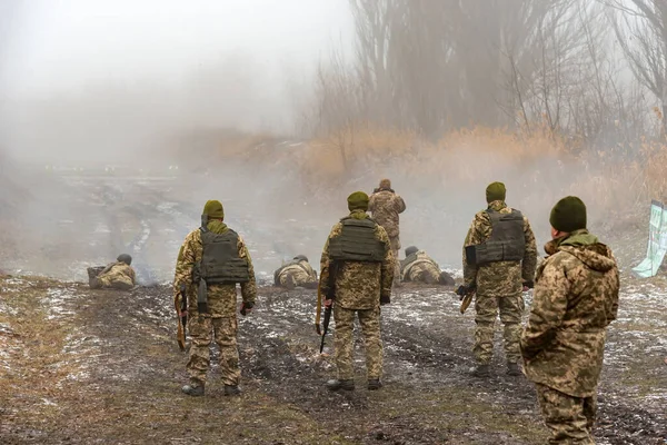 Soldater Skuddsikre Vester Hjelmer Skyteskiver Med Maskingevær Tåkete Dag – stockfoto