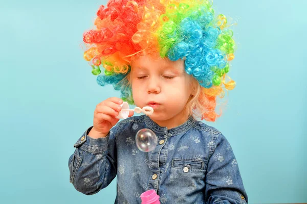 Une Petite Fille Dans Une Perruque Clown Gonfle Des Bulles — Photo