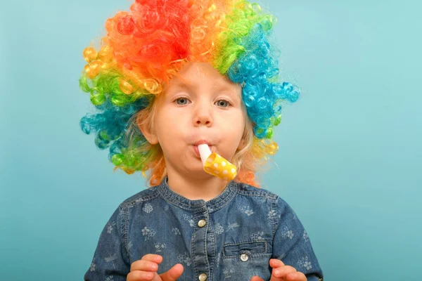 Une Petite Fille Perruque Clown Siffle Air Festif — Photo