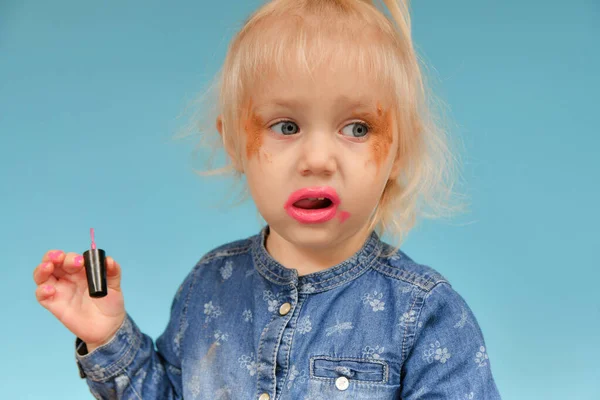 Petite Fille Maladroitement Appliqué Maquillage Mère Est Très Heureuse Poser — Photo