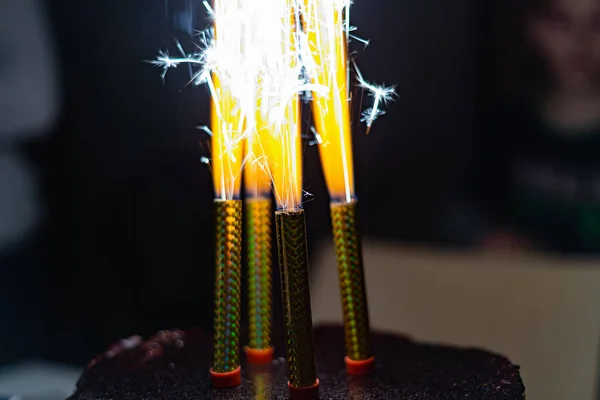 Brennende Kerzen Feuerwerk Stand Mit Loderndem Feuer Einem Festlichen Kuchen — Stockfoto