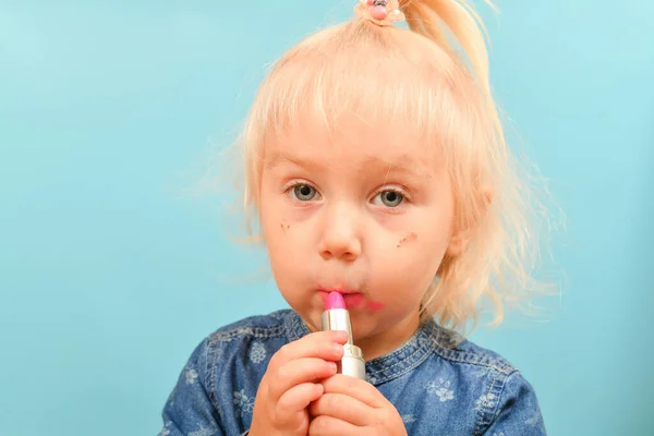 Małe Dziecko Znalazło Kosmetyki Matki Pomalowało Usta Szminką — Zdjęcie stockowe