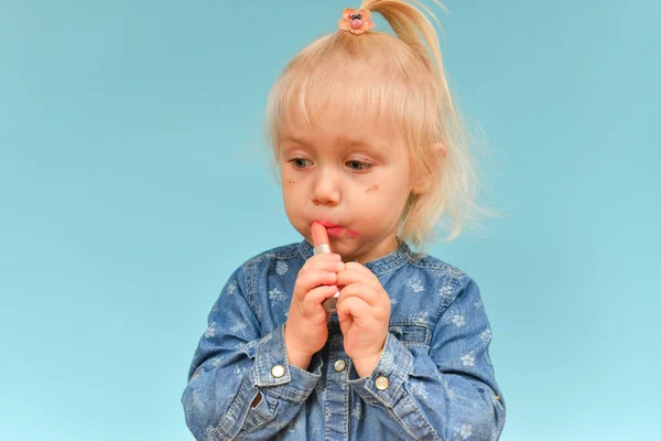 Petit Enfant Trouvé Des Cosmétiques Mère Peint Ses Lèvres Avec — Photo